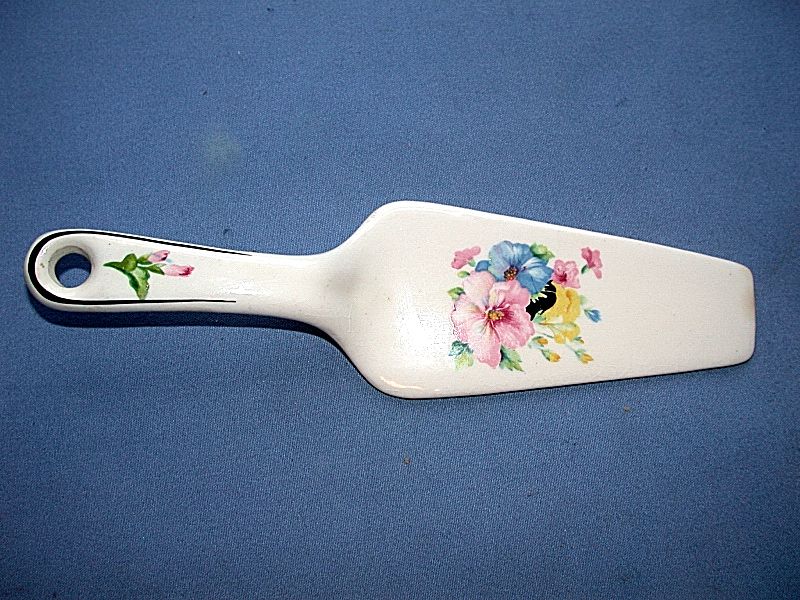   Beautiful Vintage 3pc Kitchen Utensils Ladle, Spoon & Cake Server